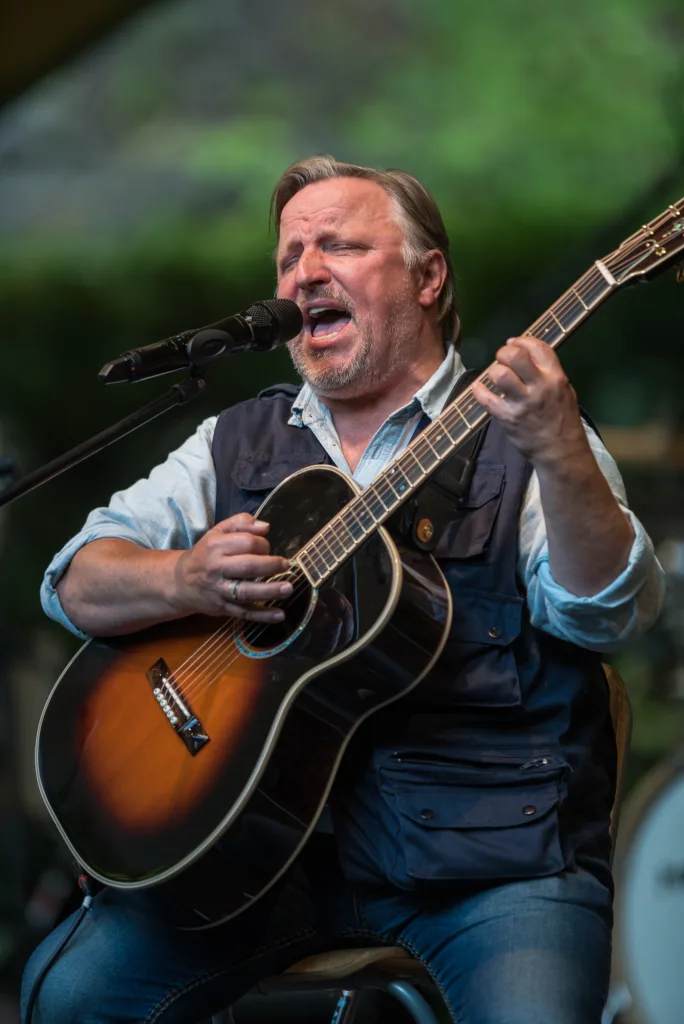 Axel Prahl mit Gitarre bei einem Auftritt mit dem Inselorchester