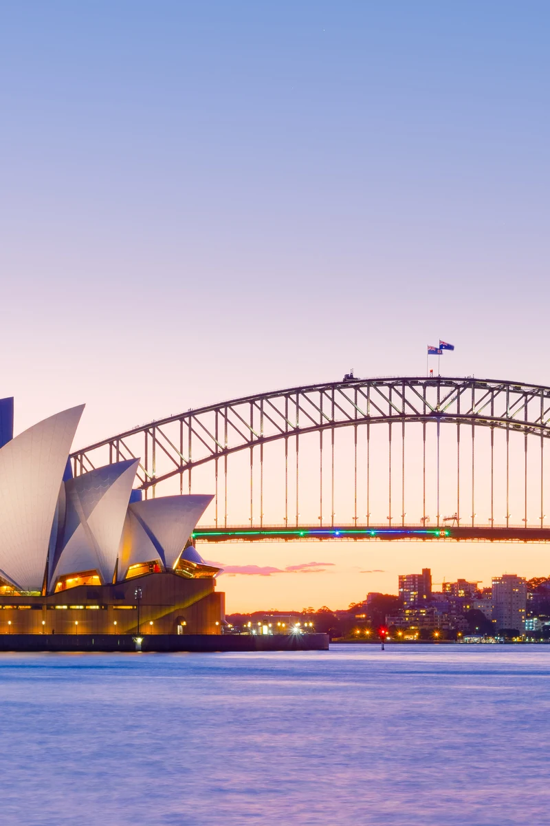 Das Sydney Opera House und die Harbour Bridge in der Abenddämmerung