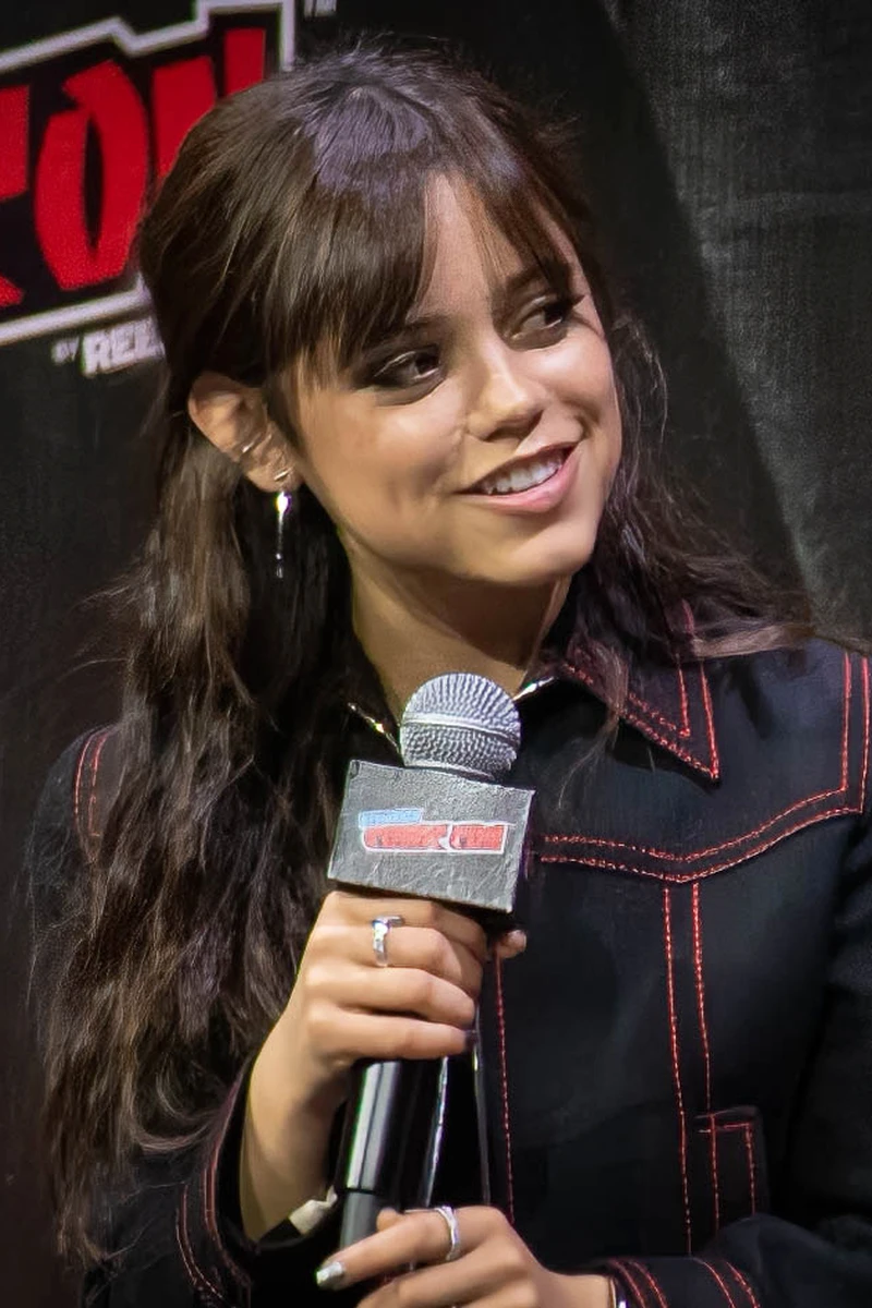 Jenna Ortega bei der New York Comic Con 2022 mit Mikrofon