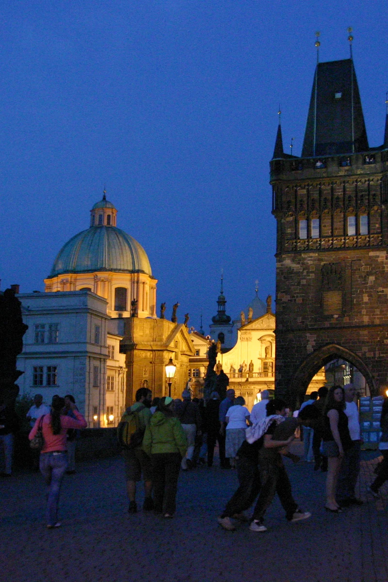 Karlsbrücke und Altstadt von Prag bei Nacht