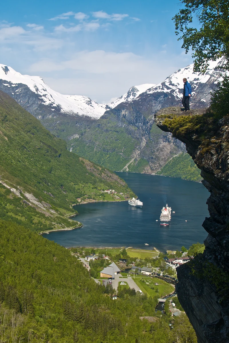 Geirangerfjord in Norwegen mit Kreuzfahrtschiffen