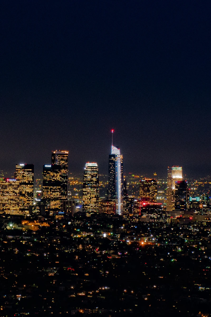 Die Skyline von Downtown Los Angeles bei Nacht, gesehen vom Griffith Park Observatory
