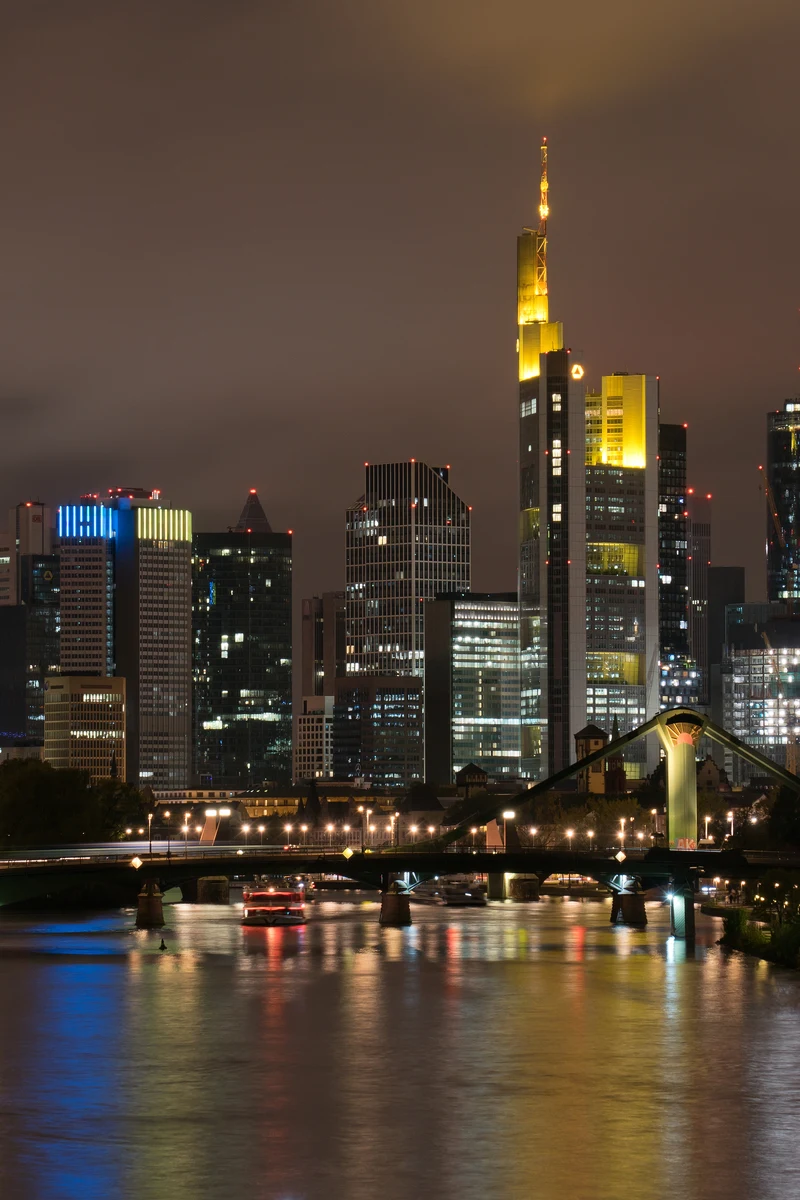 Skyline von Frankfurt am Main bei Nacht, gesehen von der Deutschherrnbrücke