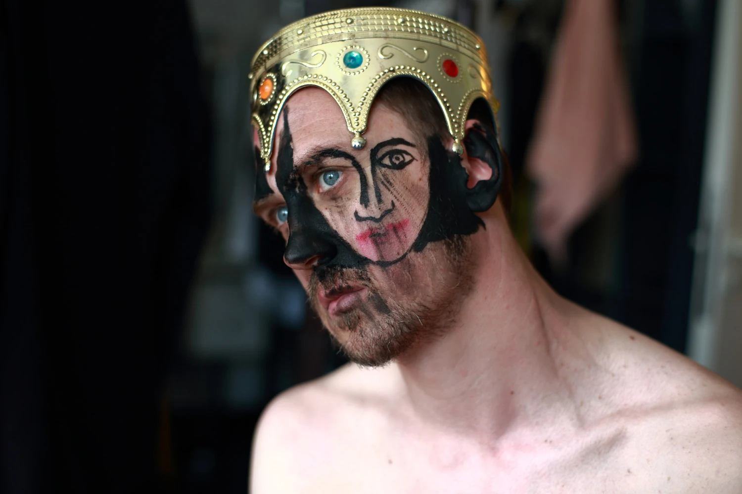 Lars Eidinger als Hamlet im Face-Painting-Porträt von Sebastian Bieniek