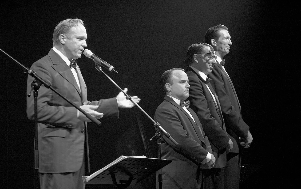 Ulrich Tukur und die Rhythmus Boys auf der Bühne im Meerkabarett auf Sylt 2005