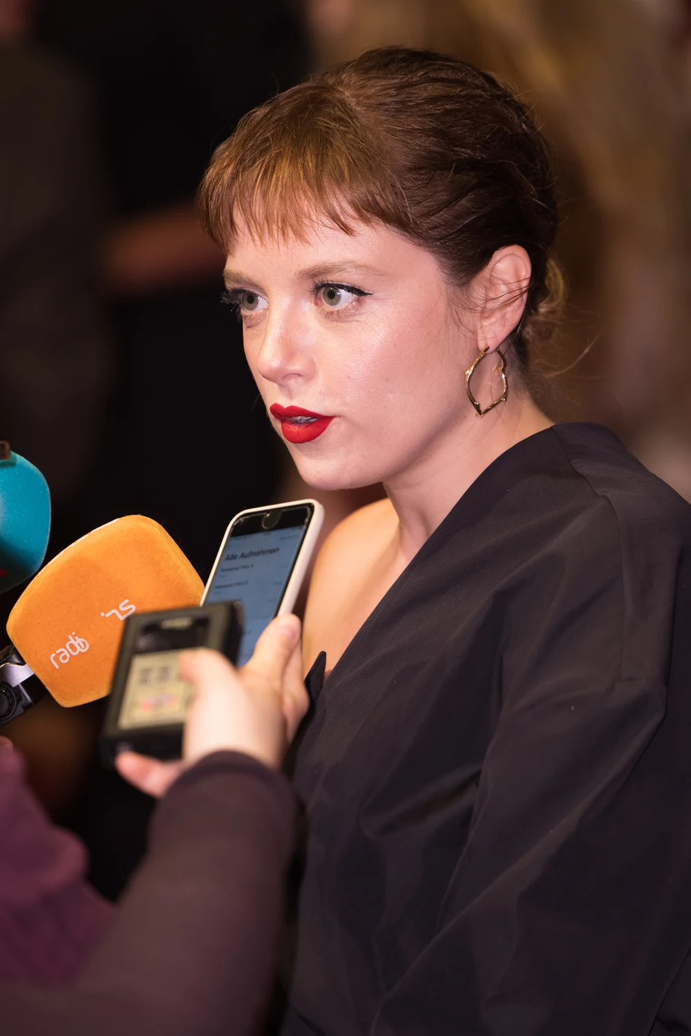 Jella Haase bei einem Interview auf der Berlinale 2024