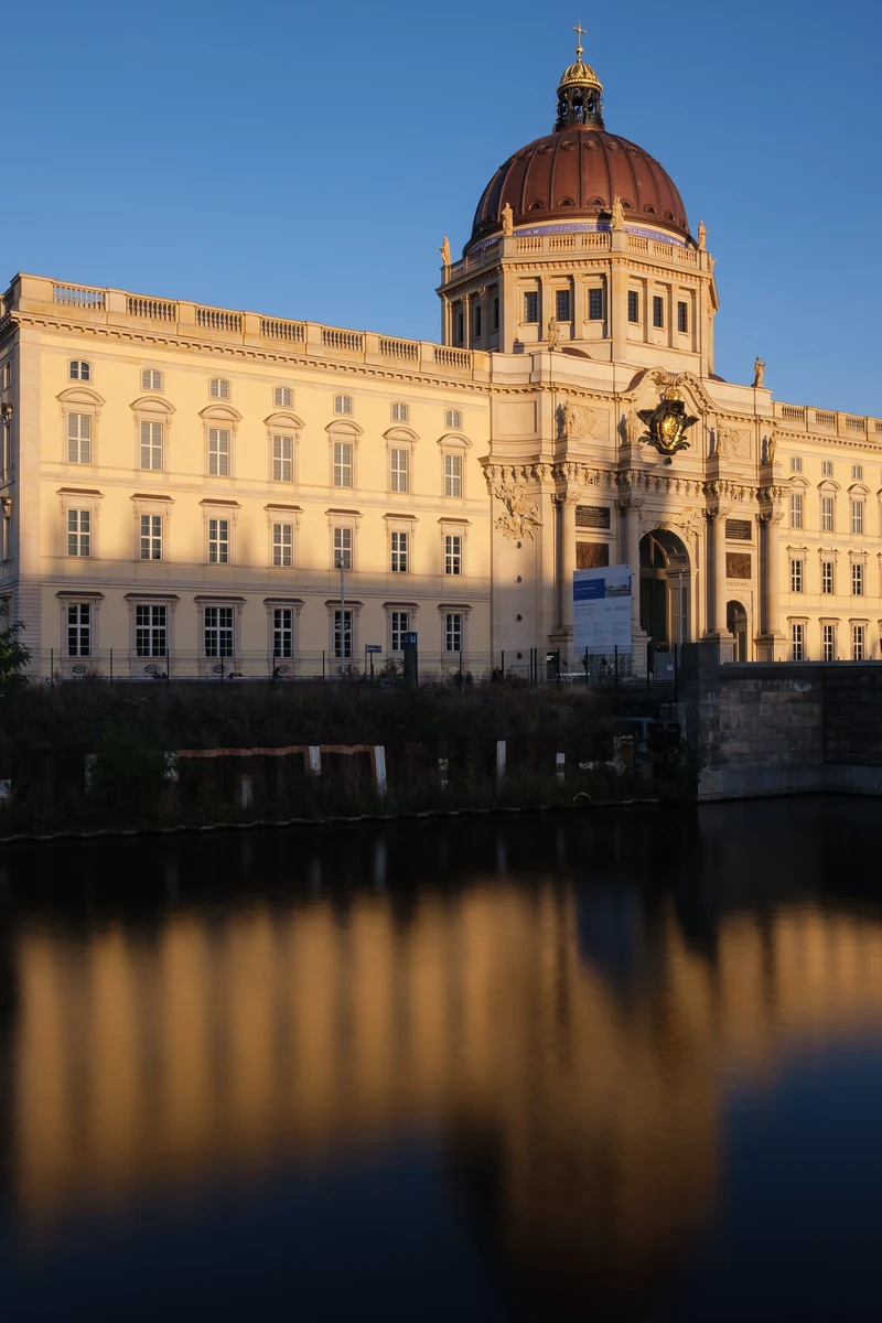 Das Humboldt-Forum in Berlin mit Kuppel am Wasser
