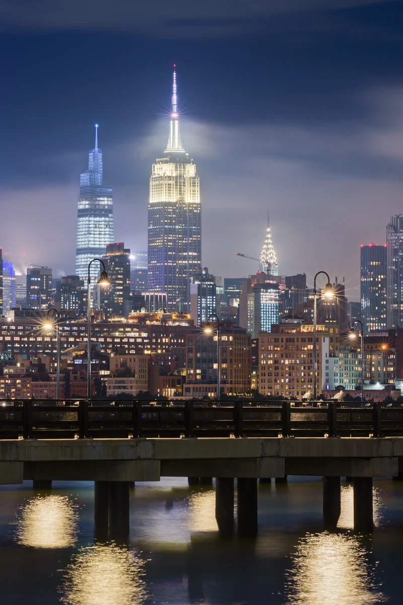 Midtown Manhattan bei Nacht mit dem Empire State Building