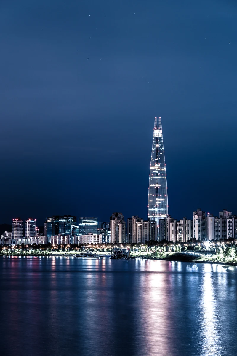 Skyline von Seoul bei Nacht über dem Han-Fluss