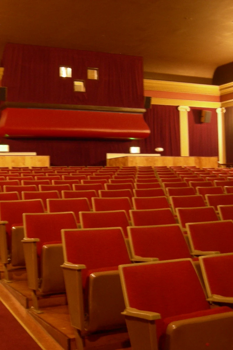Rote Kinosessel im Columbia City Cinema