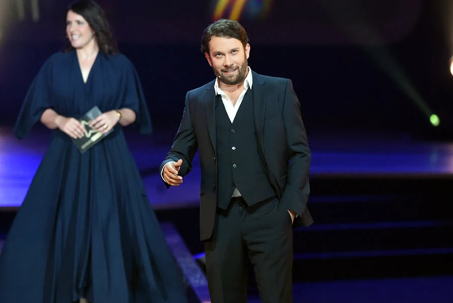 Christian Ulmen auf der Bühne bei einer Preisverleihung