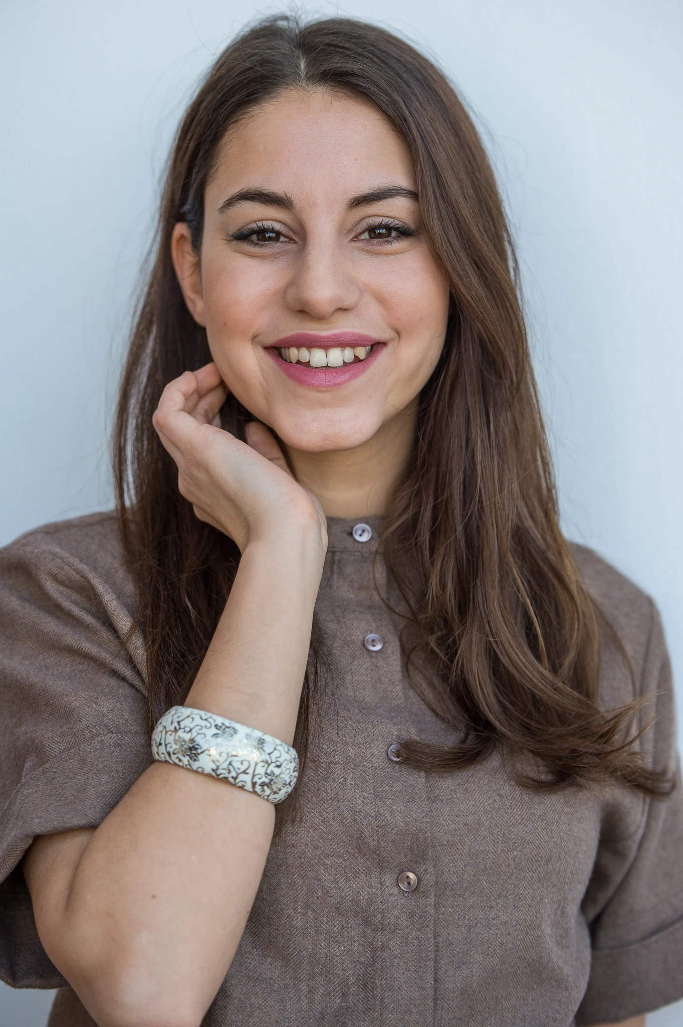 Almila Bağrıaçık im Jahr 2017, die Hand am Kinn