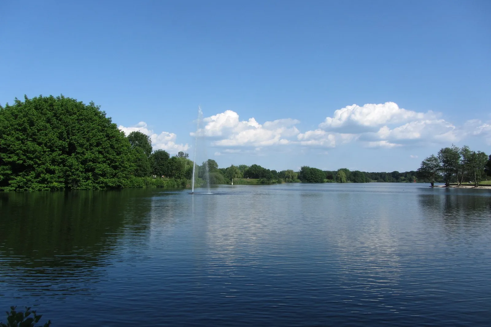 Der Aasee in Bocholt mit Fontäne