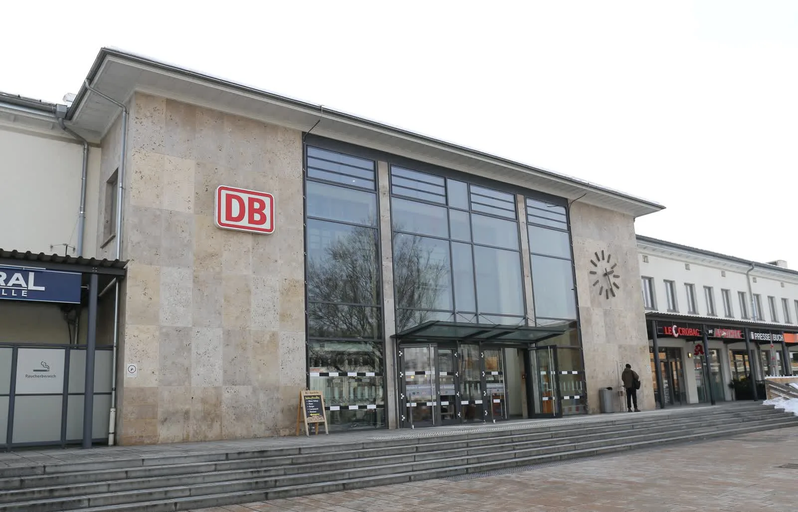 Bahnhof Rosenheim mit DB-Logo und Glasfassade