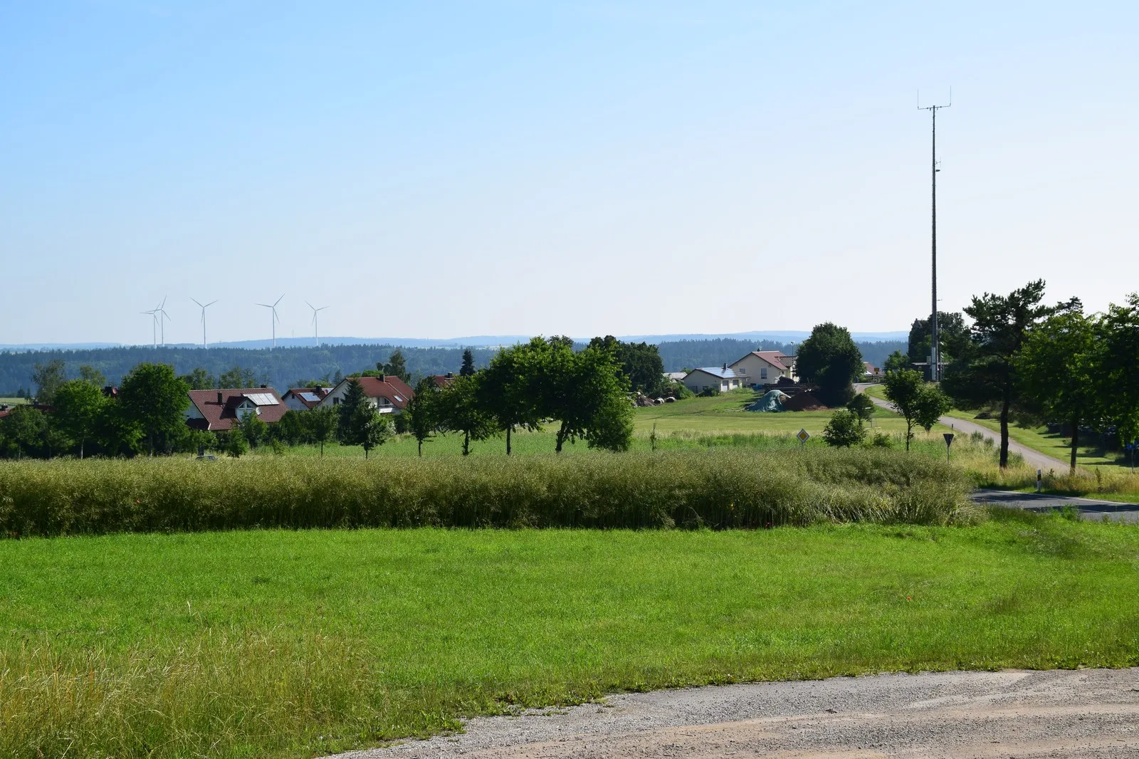 Bayerisches Dorf mit Häusern, Feldern und Wiesen