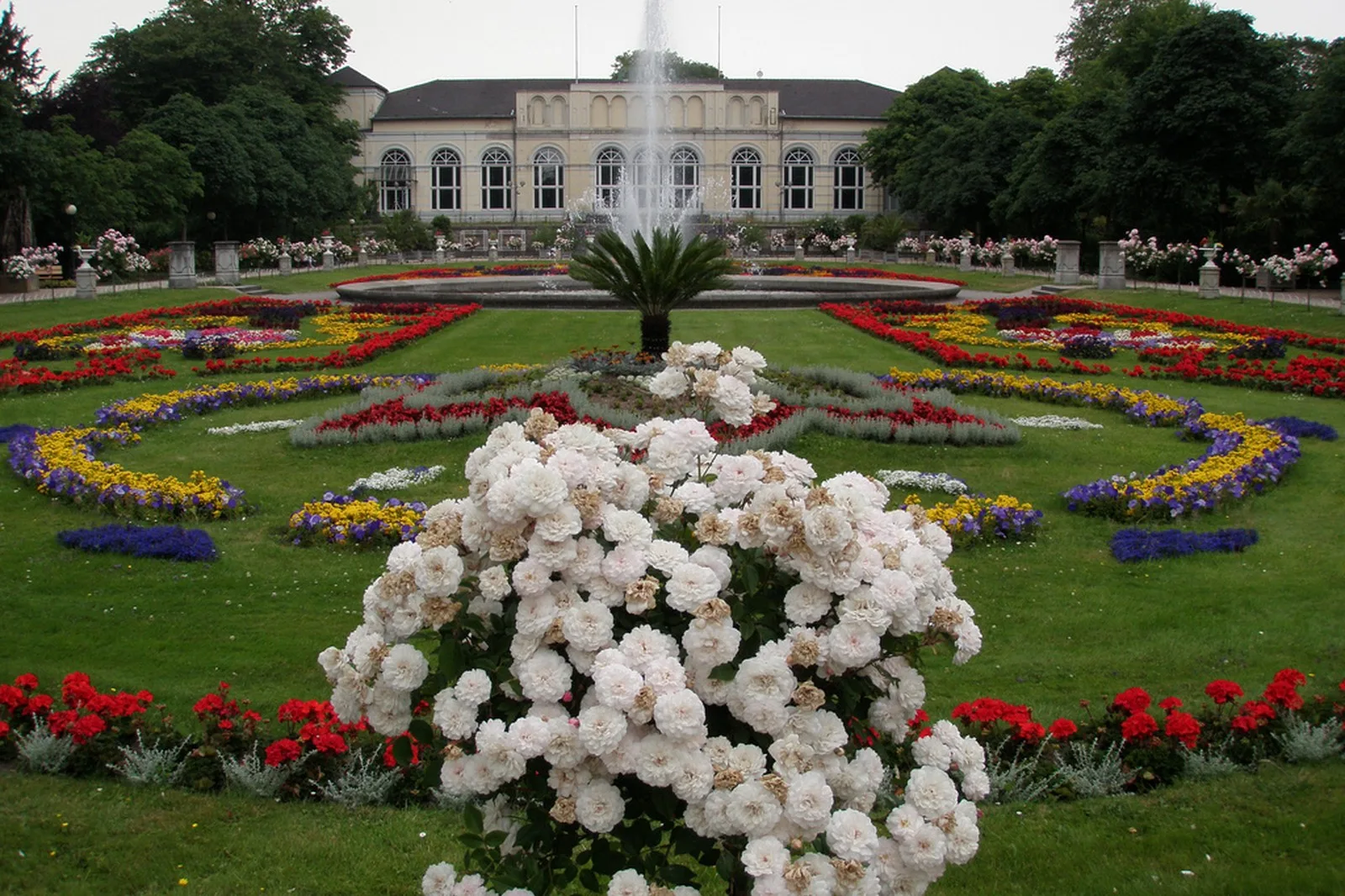 Blumenbeete und Brunnen in der Flora Köln