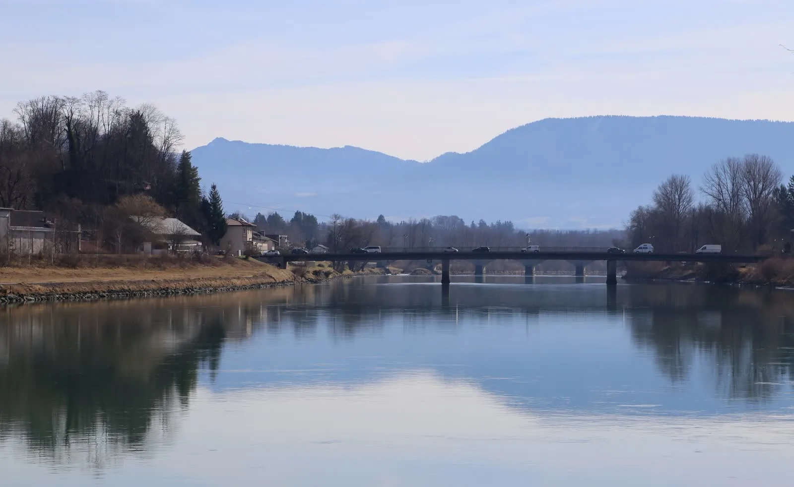 Inn mit Brücke und Schlossberg in Rosenheim