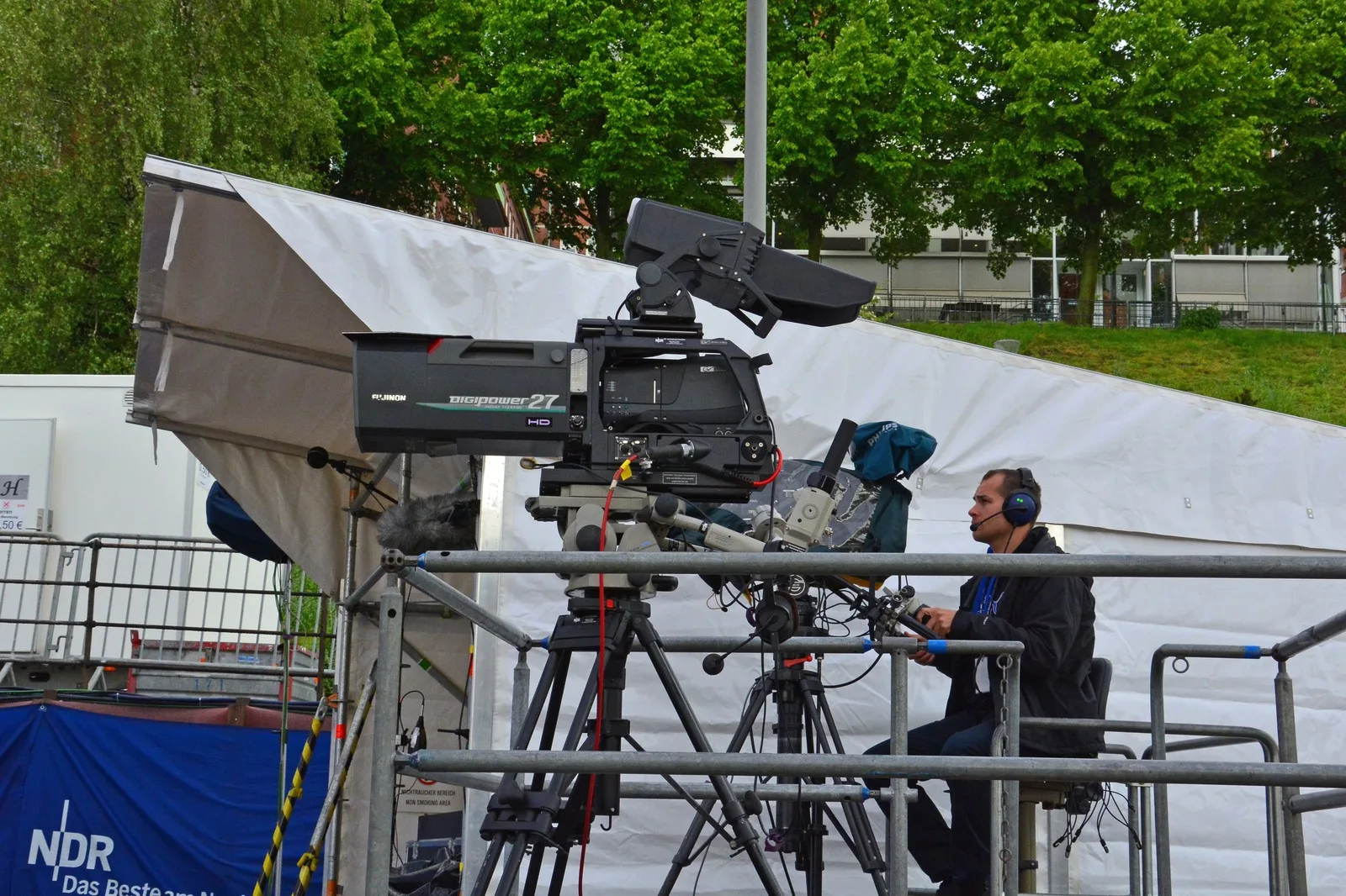 Fernsehkamera mit Kameramann bei einer Außenproduktion