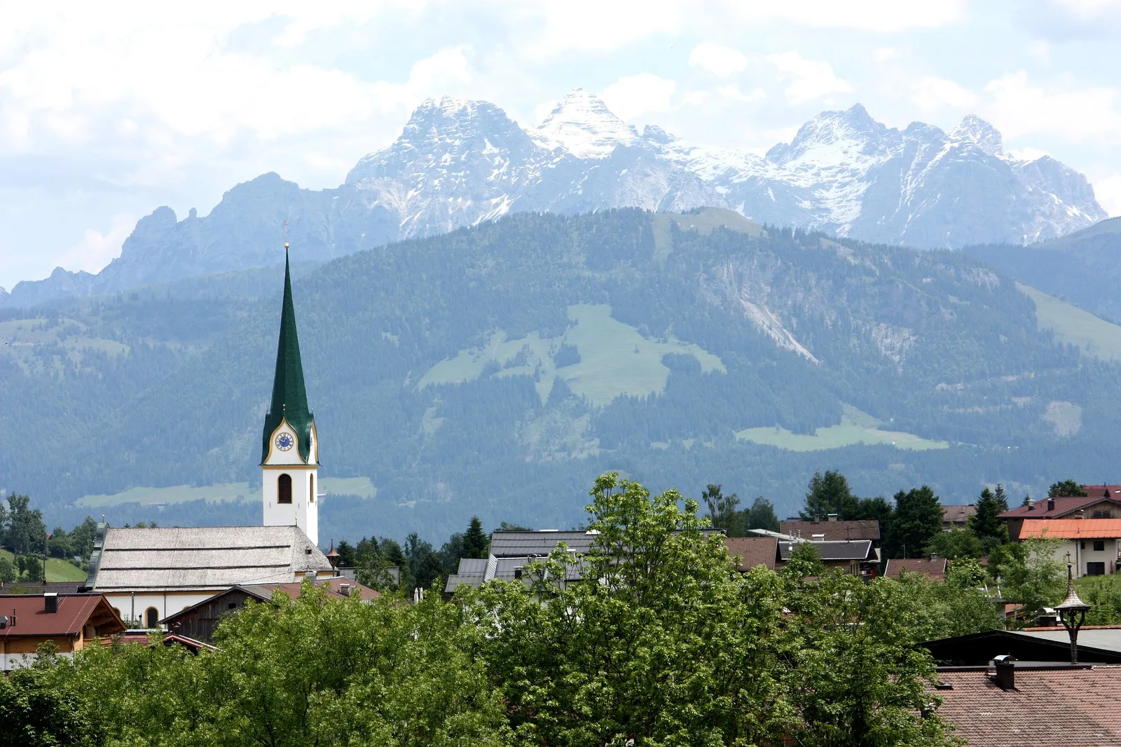 Kirche St. Michael in Ellmau vor den Loferer Steinbergen