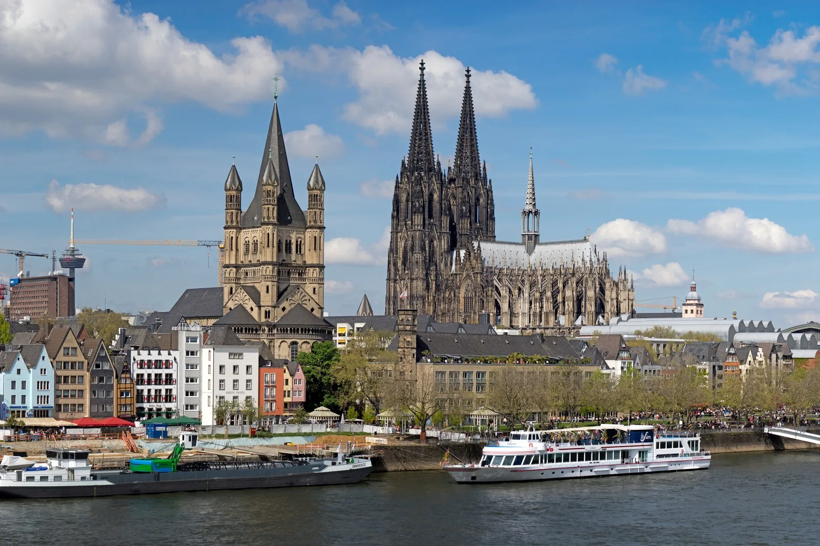 Kölner Dom und Rhein mit Schiffen