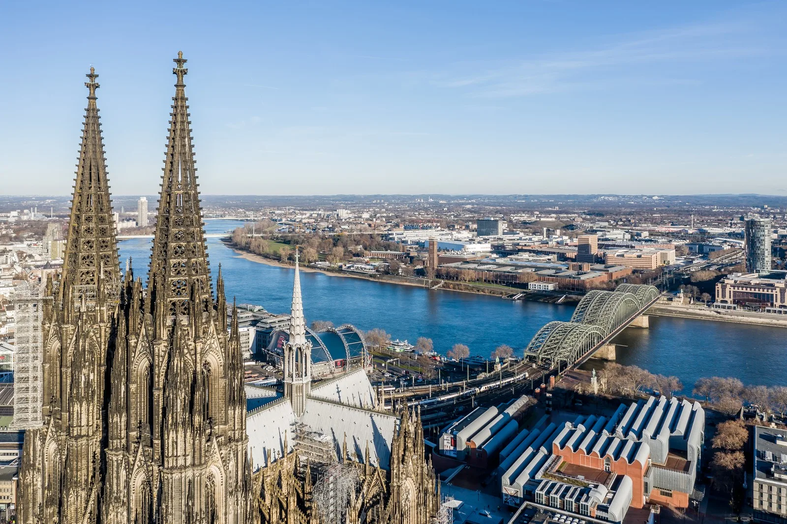 Kölner Dom, Hohenzollernbrücke und Rhein aus der Luft