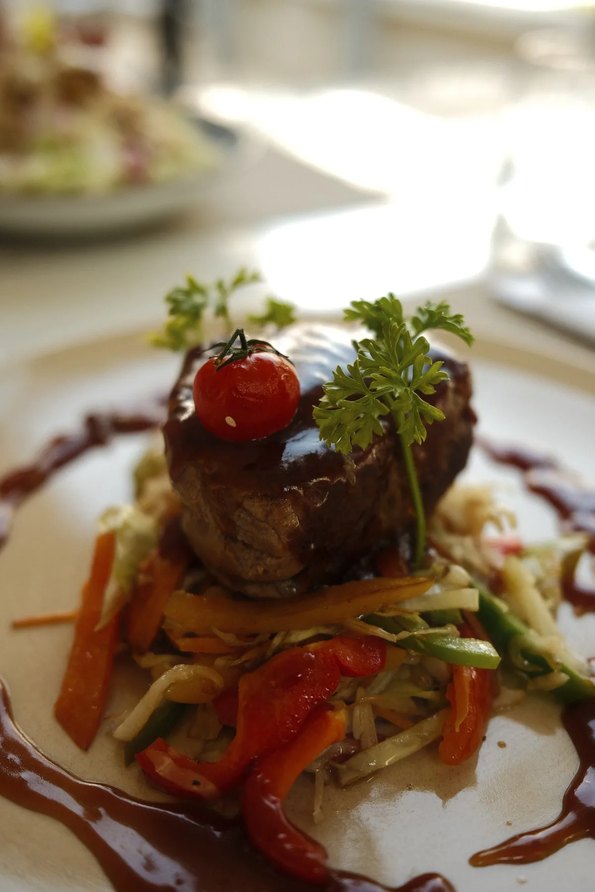 Fein angerichtetes Gericht im Restaurant