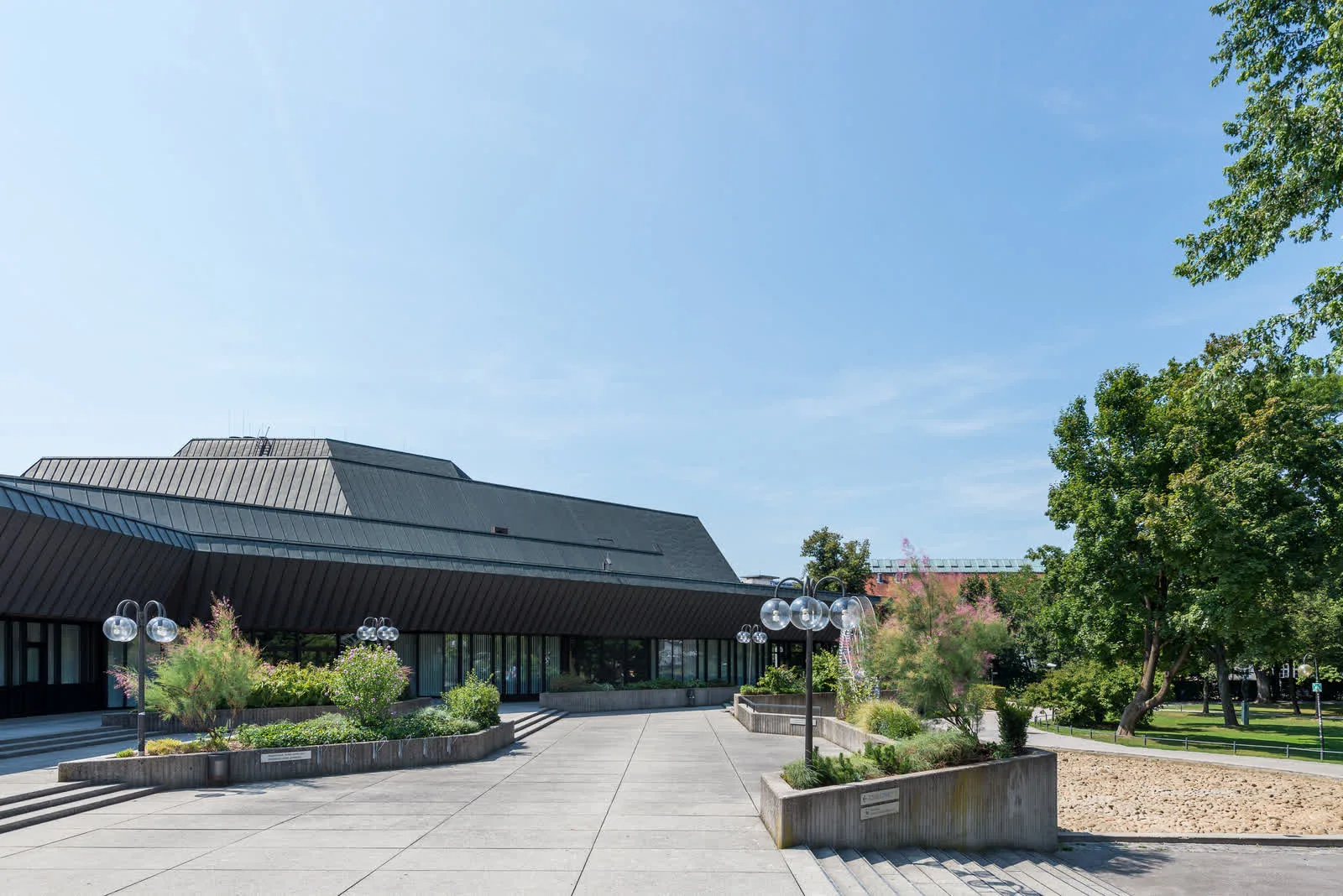 Kultur- und Kongresszentrum Rosenheim mit Vorplatz