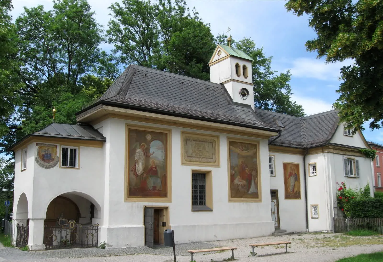 Loretokapelle mit Ave-Maria-Fresken in Rosenheim
