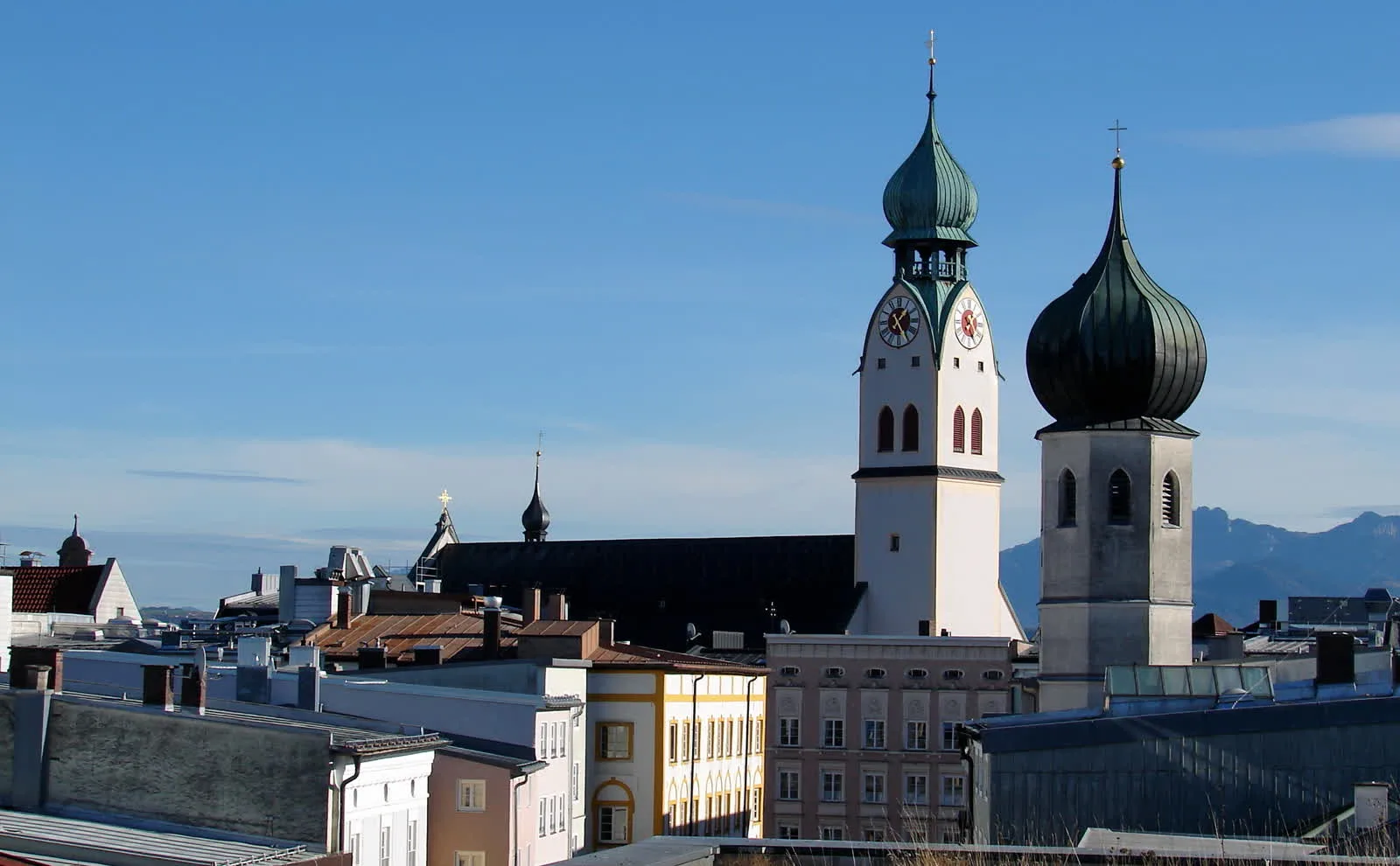 Kirchtürme von St. Nikolaus über den Dächern von Rosenheim