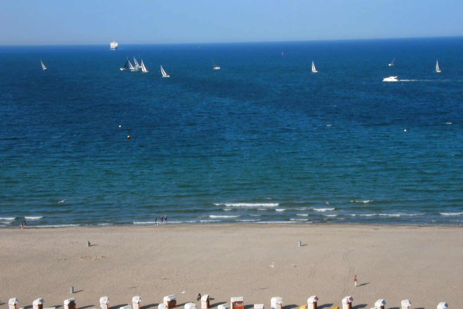 Ostseestrand in Travemünde mit Strandkörben und Segelbooten
