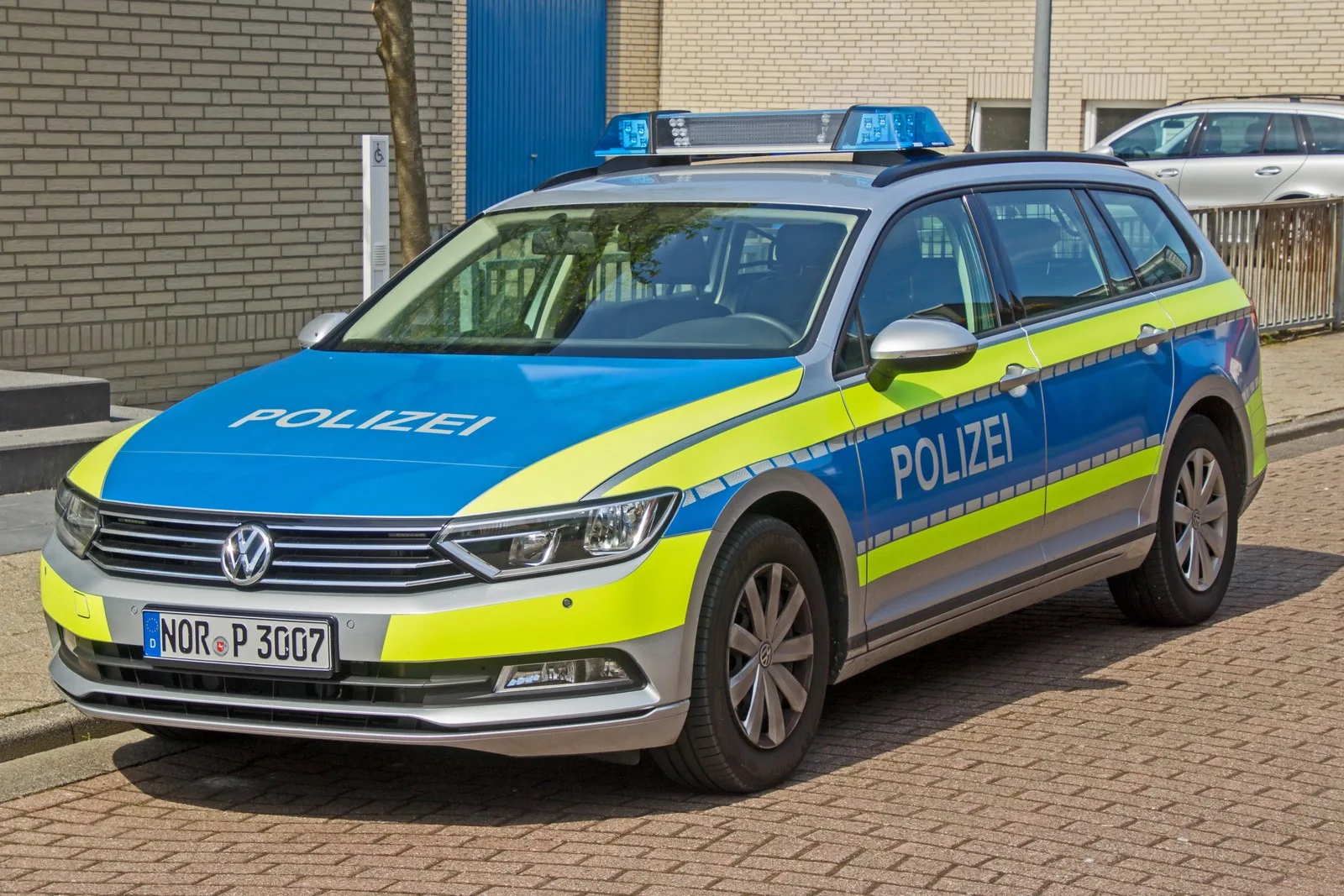 Streifenwagen der Polizei mit Blaulicht und POLIZEI-Beschriftung