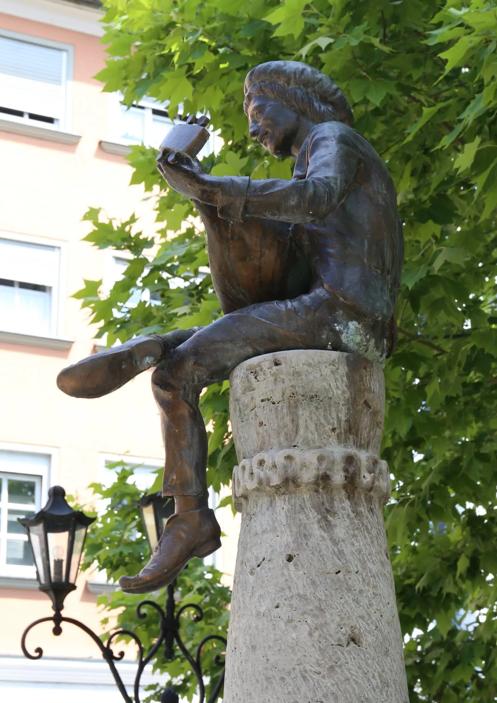 Brunnenfigur am Salinplatz in Rosenheim