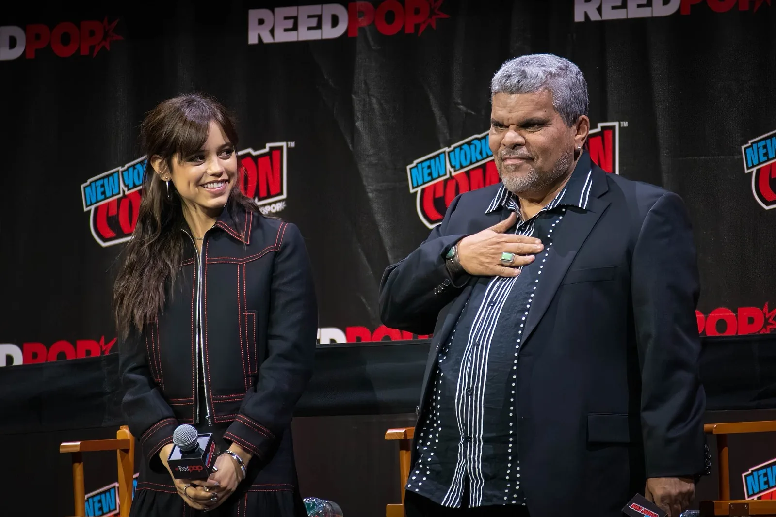 Jenna Ortega mit Luis Guzmán auf der New York Comic Con 2022