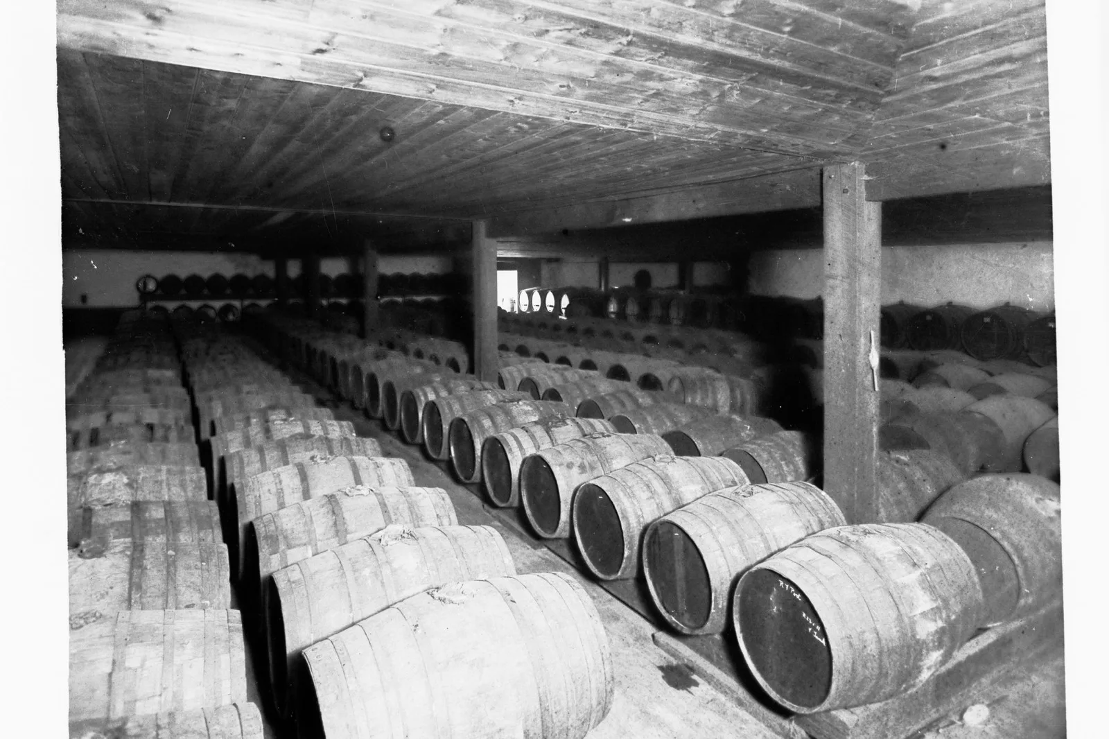 Historischer Weinkeller mit Reihen von Holzfässern
