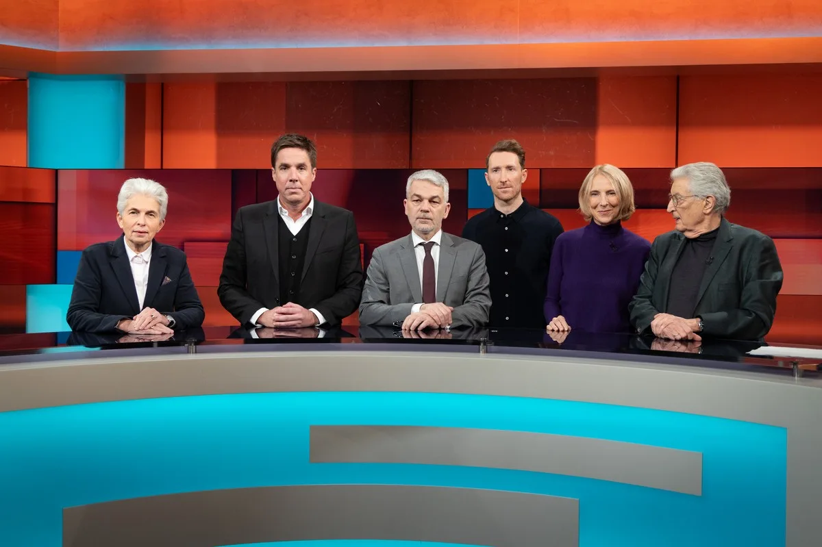 Carlo Masala (Mitte, mit weißem Schal) in der Diskussionsrunde der WDR-Talkshow hart aber fair am 11. Dezember 2023