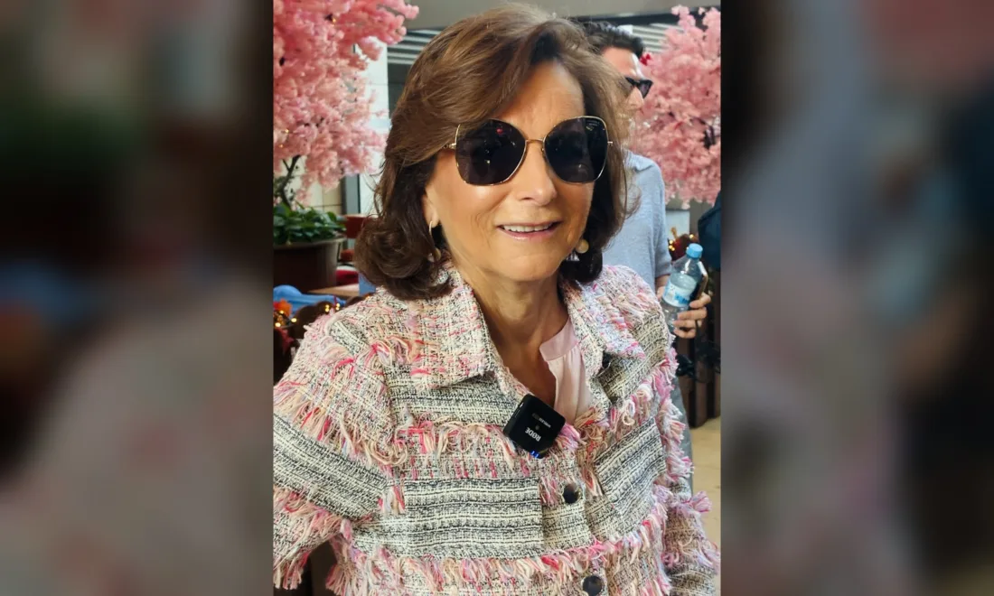 Claudia Obert mit Sonnenbrille und gemusterter Jacke bei der Feier „20 Jahre Europa Passage“ in Hamburg im März 2026