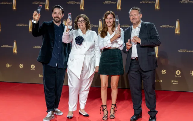 Das Team von Ich bin ein Star – Holt mich hier raus! mit Jan Köppen beim Deutschen Fernsehpreis 2023