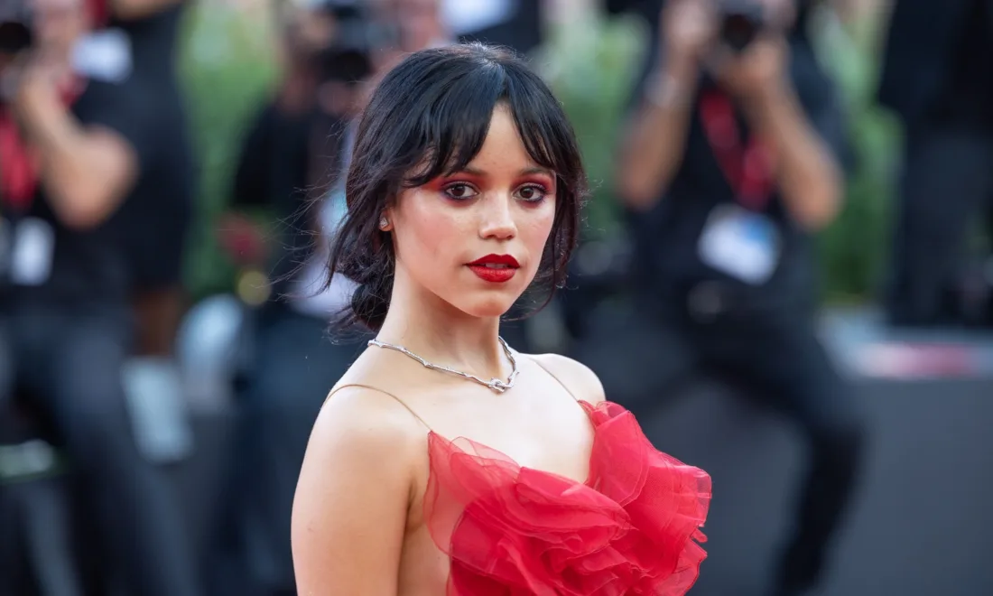 Jenna Ortega als Hauptdarstellerin der Serie Wednesday