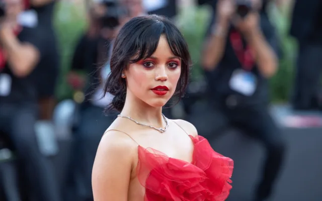 Jenna Ortega als Hauptdarstellerin der Serie Wednesday