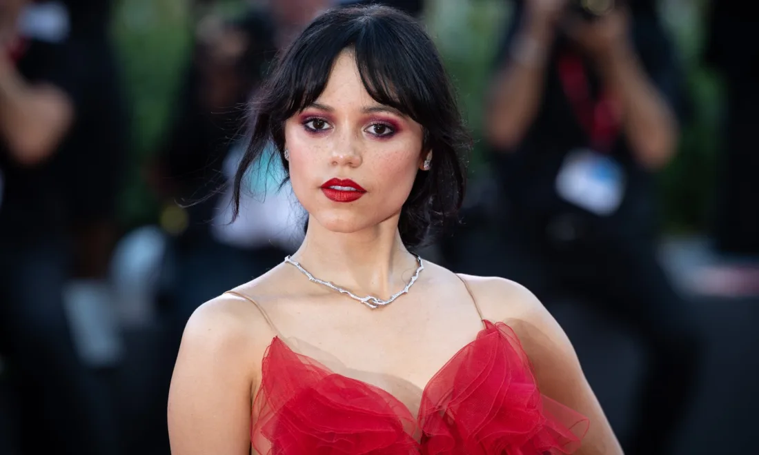 Jenna Ortega im roten Kleid auf dem roten Teppich