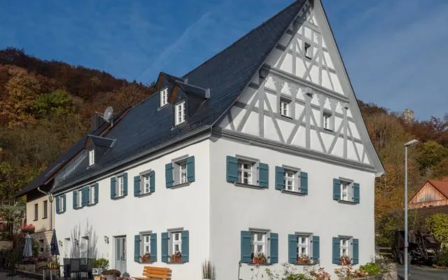 Fachwerk-Bauernhaus mit Schieferdach in Streitberg