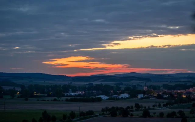 Sonnenuntergang über dem Dorf Ipsheim mit Kirchturm