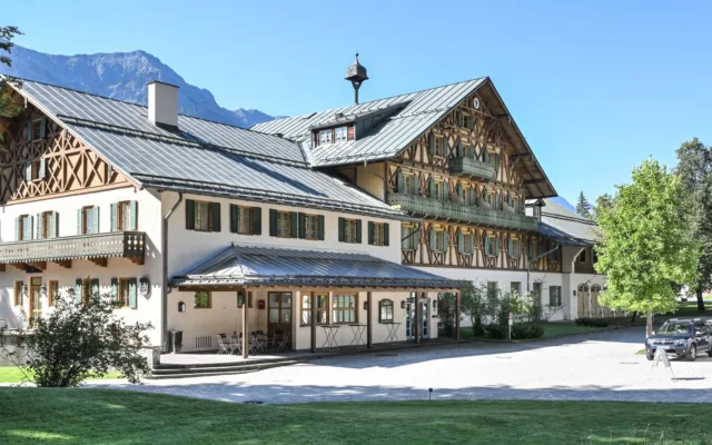 Schlosshotel in Bayern vor Bergkulisse
