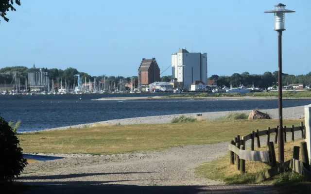 Hafen auf Fehmarn mit Booten und Strand im Vordergrund