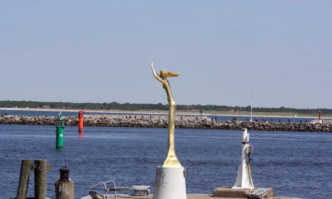 Skulptur an der Hafeneinfahrt von Rostock