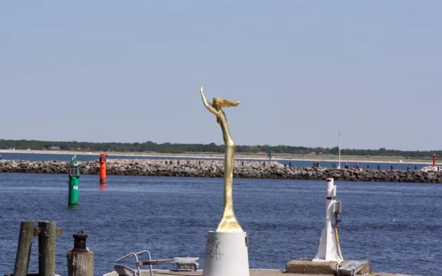 Skulptur an der Hafeneinfahrt von Rostock