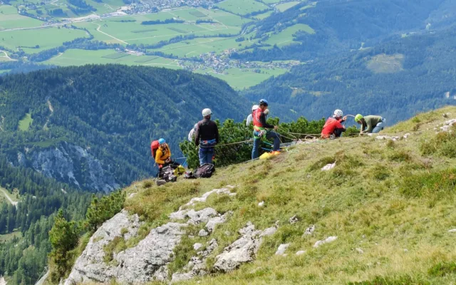 Dreharbeiten zu Die Bergretter am Stoderzinken mit Blick ins Tal