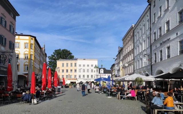 Max-Josefs-Platz in Rosenheim mit Cafés und bunten Fassaden