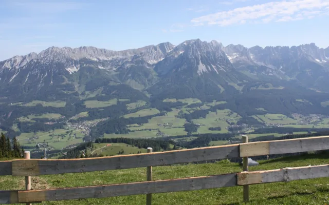 Blick vom Bromberg auf den Wilden Kaiser und das Tal bei Ellmau