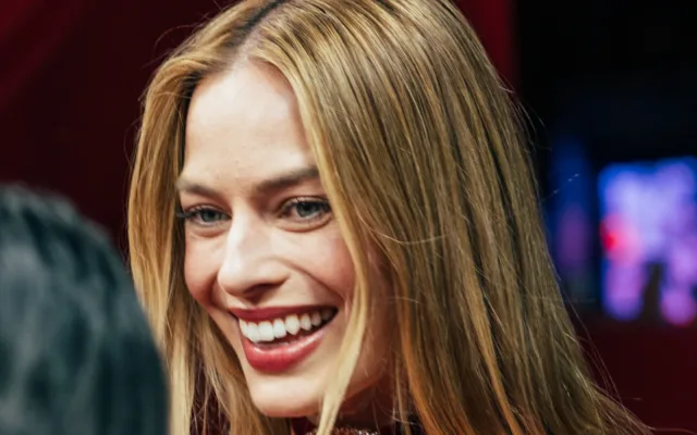 Margot Robbie lächelnd bei der Pariser Premiere von Wuthering Heights 2026